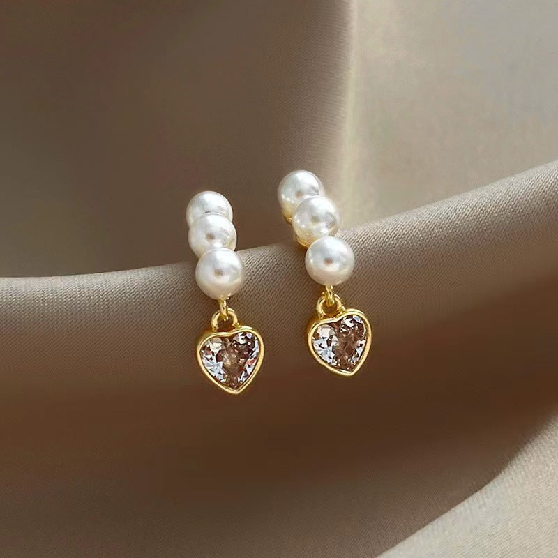 A33 Pearl heart zircon earring